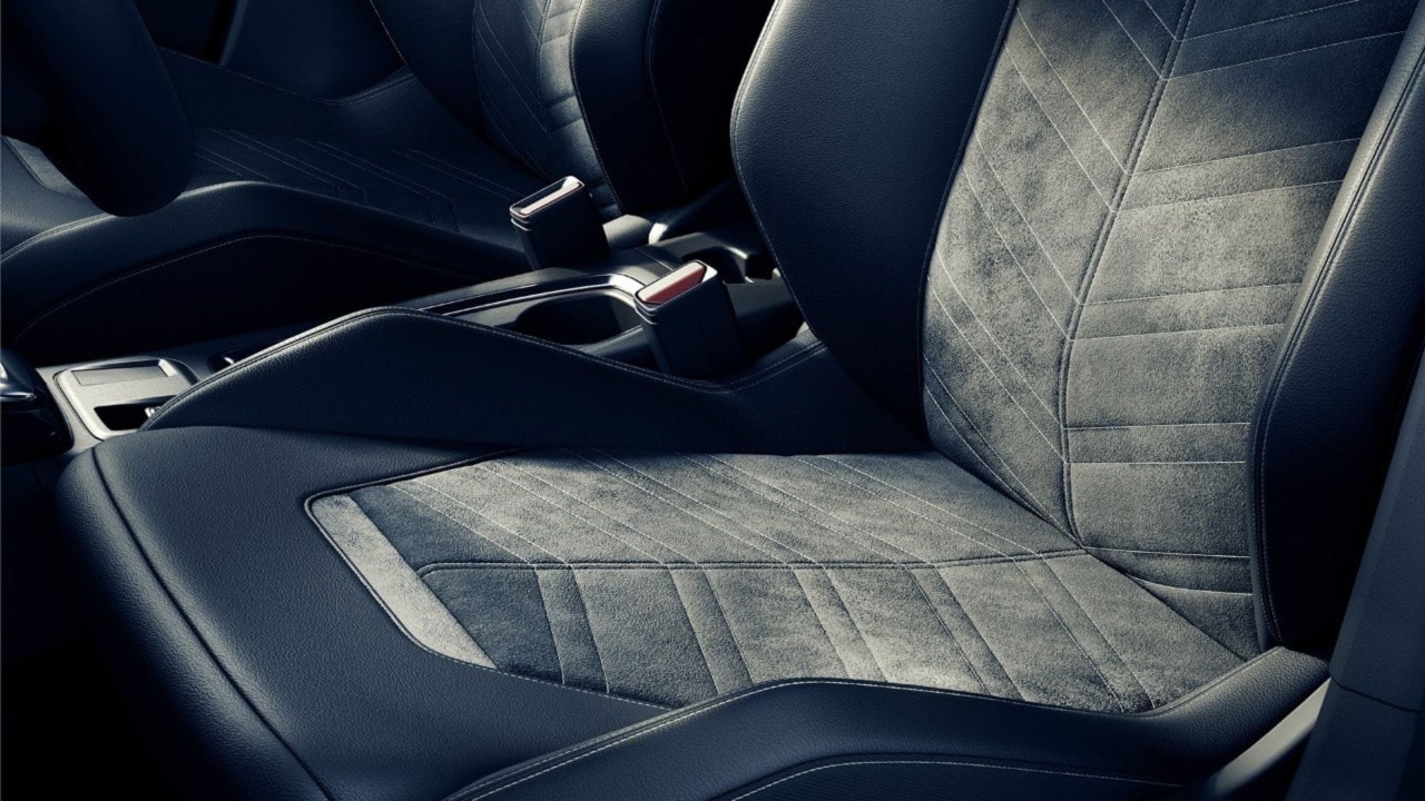 Nærbilde av sort sete med mønster i Opel Corsa Electric
