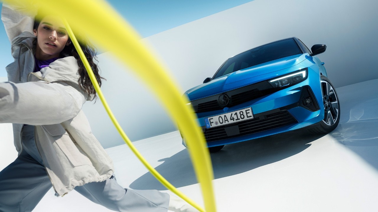 Blå Opel Astra Electric sett forfra